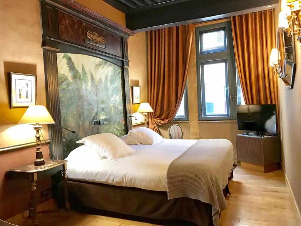 Cour des Loges Lyon France par Booking