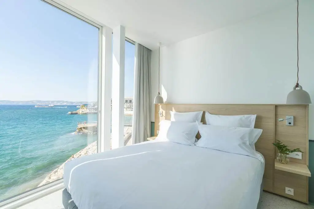 Les Bords de Mer Marseille France par Booking